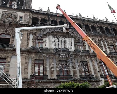 Mexiko-Stadt, Mexiko. August 2024. Im Zocalo von CDMX beginnen Regierungsangestellte mit der Montage der Dekorationen für die Feier des Unabhängigkeitstages im September in Mexiko, die am 28. August 2024 auf den Gebäuden um die Plaza de la Constitución in Mexiko-Stadt angebracht werden. (Foto: Josue Perez/SIPA USA) Credit: SIPA USA/Alamy Live News Stockfoto