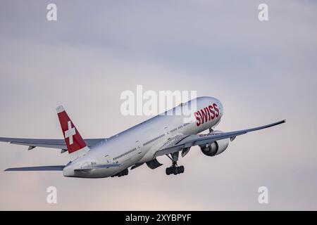 Flugzeuge, die am Flughafen Zürich starten. Registrierung: HB-JNK, Airline SWISS, BOEING 777-300ER. Zürich, Schweiz, Europa Stockfoto