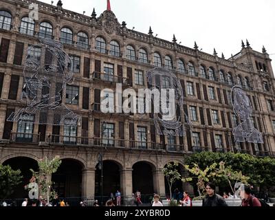 Mexiko-Stadt, Mexiko. August 2024. Im Zocalo von CDMX beginnen Regierungsangestellte mit der Montage der Dekorationen für die Feier des Unabhängigkeitstages im September in Mexiko, die am 28. August 2024 auf den Gebäuden um die Plaza de la Constitución in Mexiko-Stadt angebracht werden. (Foto: Josue Perez/SIPA USA) Credit: SIPA USA/Alamy Live News Stockfoto