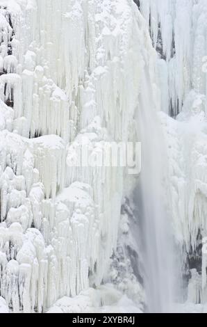 Der gefrorene Wasserfall Njupeskaer (Schwedens höchster Wasserfall), Fulufjaellet Nationalpark, Dalarna, Schweden, Dezember 2011, Europa Stockfoto