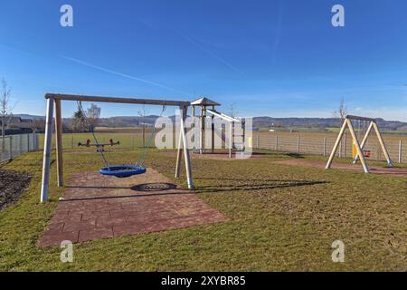 Eingezäunter Spielplatz neben einem Kindergarten Stockfoto