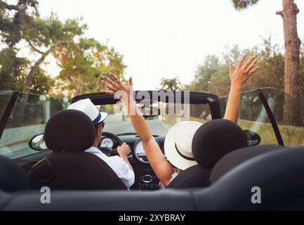 Glückliches Paar, das mit dem Auto auf der Country Road fährt Stockfoto