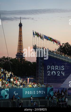 Der Eiffelturm im Hintergrund der Eröffnungszeremonie der Paralympics 2024 in Paris, Mittwoch, 28. August 2024, am Place de la Concorde, in Stockfoto