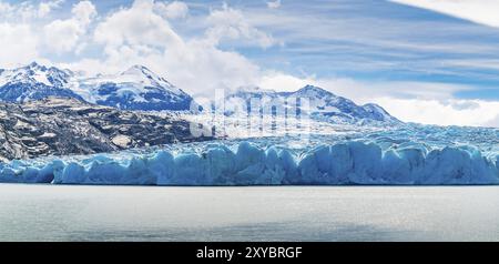 Panoramablick auf den Grauen Gletscher und den Grauen See im Torres del Paine Nationalpark im südchilenischen Patagonien, Chile, Südamerika Stockfoto