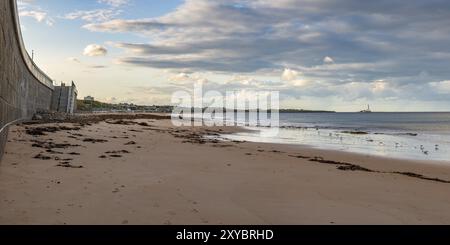 Whitley Sands Beach in Whitley Bay, Tyne and Wear, England, Großbritannien, mit Blick nach Norden in Richtung St. Mary's Lighthouse Stockfoto