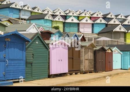 Walton-on-the-Naze, Essex, England, UK, 29. Mai, 2017: Reihen von Strandhütten an der Southcliff Promenade Stockfoto