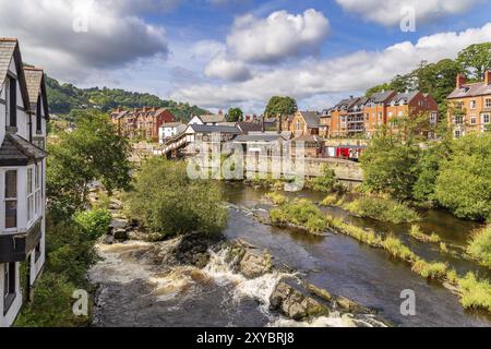 Llangollen, Denbighshire, Wales, UK, August 31, 2016: Blick von der Llangollenbrücke über den Fluss Dee mit dem Bahnhof im Hintergrund Stockfoto