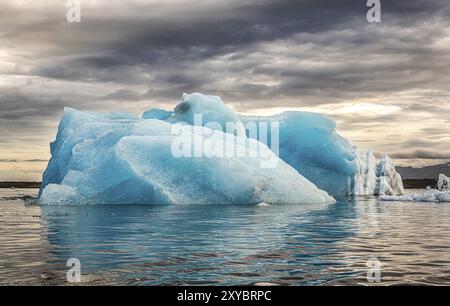 Spektakulärer Sonnenuntergang in der berühmten Jokulsarlon Glacier Lagoon Island Stockfoto