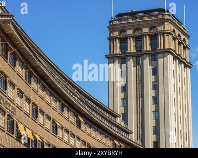 Moderne Architektur mit einem geschwungenen Gebäude und einem hohen Wolkenkratzer unter einem klaren blauen Himmel, stockholm, ostsee, schweden, skandinavien Stockfoto