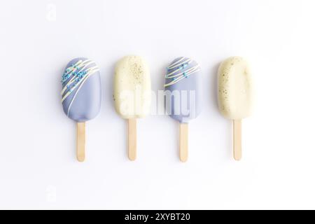Blaues und weißes Kekseis auf einem Stock auf weißem Hintergrund. Stockfoto