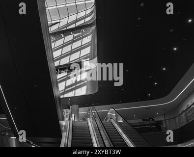 Schwarzweißfoto, Rolltreppe in einem Einkaufszentrum, Berlin, Deutschland, Europa Stockfoto