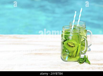 Hausgemachte Limonade auf Holz- Hintergrund. Nahaufnahme Stockfoto