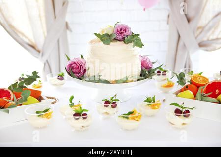 Candy Bar mit Kuchen, Tiramisu, Panna Cotta und Zitrusfrüchten. Geburtstag Stockfoto