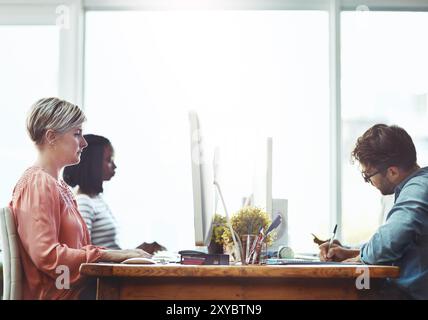 Mitarbeiter, Mitarbeiter und Büro am Computer mit Aufgaben zum Bearbeiten von Videos als Videofilmer. Business, Diversität und Serious auf pc mit kreativen Inhalten oder Stockfoto