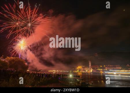 Solstice Feuerwerk mit Blick auf Duernstein, Rossatz-Arnsdorf, Niederösterreich, Österreich, Europa Stockfoto