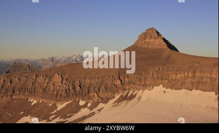 Hochgebirge in den Schweizer Alpen. Das Oldenhorn im Sommer. Goldenes Abendlicht Stockfoto