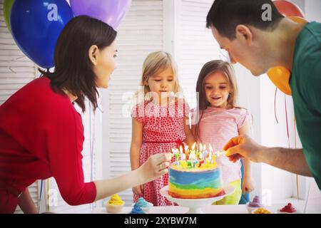 Porträt einer Familie feiern Geburtstag ihrer kleinen Tochter. Familienspaß Konzept Stockfoto