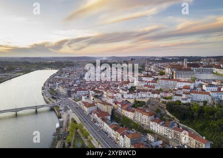 Coimbra Drohne Luftbild Stadt bei Sonnenuntergang mit Mondego Fluss und schönen historischen Gebäuden, in Portugal Stockfoto