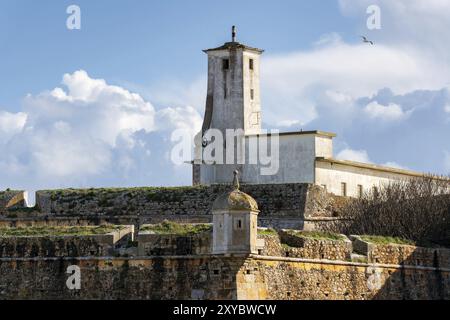 Peniche Festung mit schönen historischen weißen Gebäude und Mauern, in Portugal Stockfoto