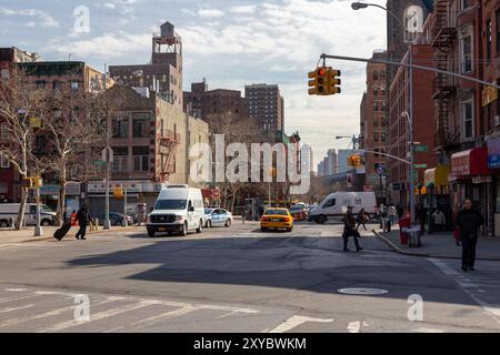 Blick auf die Kreuzung Canal Street und Ludlow Street in der berühmten Lower East Side, New York City. Stockfoto