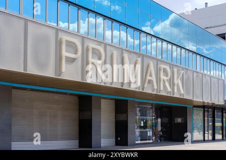 BERLIN, DEUTSCHLAND - APRIL 2020: Primark Store am Alexanderplatz im Zentrum von Berlin, im April 2020. Stockfoto