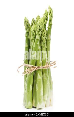 Ein Haufen frischer grüner Spargel auf weißem Hintergrund Stockfoto