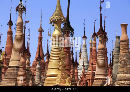 Einige der 1054 Pagoden des in-dein Pagoda Forest am Inle Lake Stockfoto