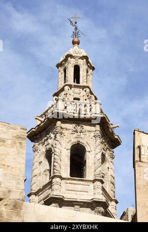 Detail des barocken Glockenturms der Kirche Santa Catalina in Valencia vor einem leuchtend blauen Himmel. Die Kirche Santa Catalina wurde im 14. Jahrhundert erbaut. Das t Stockfoto