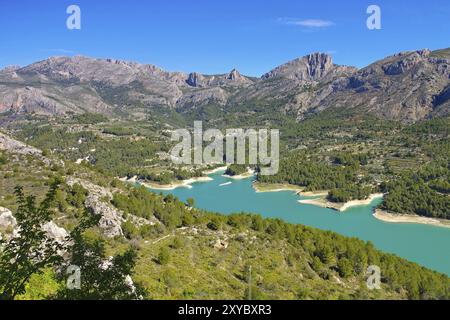 See in der Nähe von Guadalest in den Felsen, Costa Blanca in Spanien, Lake Guadalest in den Bergen, Costa Blanca in Spanien Stockfoto