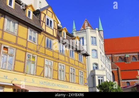 Schweriner Hausfassaden, Schwerin in Deutschland, Hausfassaden auf dem Marktplatz Stockfoto