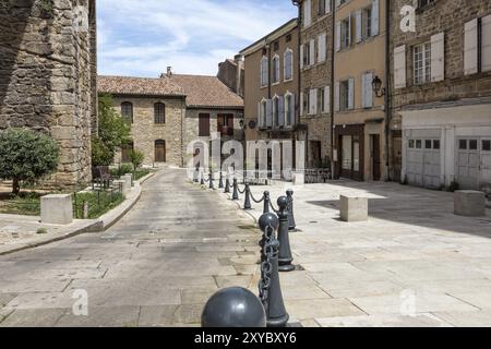 Malerische Gasse in der kleinen Stadt Aubenas, Südfrankreich Stockfoto