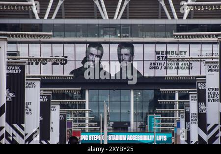 London, England, Großbritannien. August 2024. Die Bildschirme im Wembley Stadium werben für die bevorstehenden Auftritte von Oasis, die derzeit vier Nächte im Juli und August 2025 im berühmten Stadion spielen werden, da die Tickets später in der Woche verkauft werden. Die Rockband aus Manchester unter der Leitung von Noel und Liam Gallagher kündigte kürzlich nach 15 Jahren eine Wiedervereinigungstour an. (Kreditbild: © Vuk Valcic/ZUMA Press Wire) NUR REDAKTIONELLE VERWENDUNG! Nicht für kommerzielle ZWECKE! Stockfoto