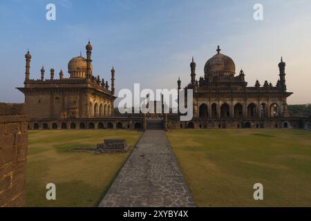 Ein Fußweg erstreckt sich bis zur Rückseite des historischen Wahrzeichens Mausoleum, dem Ibrahim Roza, einem berühmten Wahrzeichen in Bijapur, Indien und angeblich Inspiration für Stockfoto