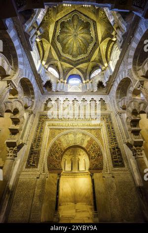 Puerta y cupula de la maqsura, construida durante la ampliacion de Alhaken IIMezquita-catedral de Cordoba, Andalusien, Spanien, Europa Stockfoto