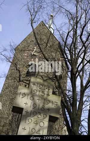 Kirchturm und Denkmal in Boesingfeld Stockfoto