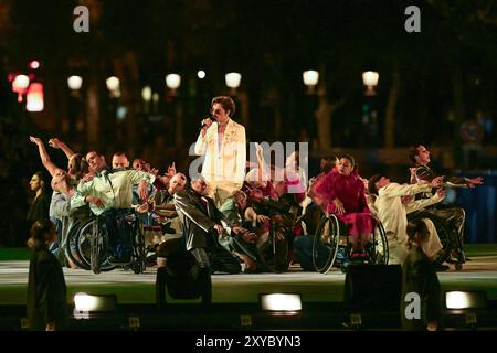 Paris, Ile de France, Frankreich. August 2024. Lucky Love tritt während der Eröffnungszeremonie der Paralympischen Spiele 2024 am Place de la Concorde in Paris am 28. August 2024 auf. Bei der Paralympischen Eröffnungszeremonie Paris 2024 am Place de la Concorde. (Kreditbild: © Mark Edward Harris/ZUMA Press Wire) NUR REDAKTIONELLE VERWENDUNG! Nicht für kommerzielle ZWECKE! Stockfoto