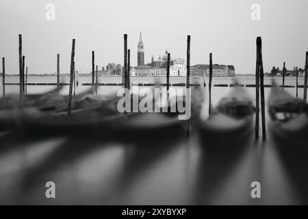 Schwarzweiß-Foto von Venedig am Meer mit Gondeln auf den Wellen. Venedig, Italien, Europa Stockfoto