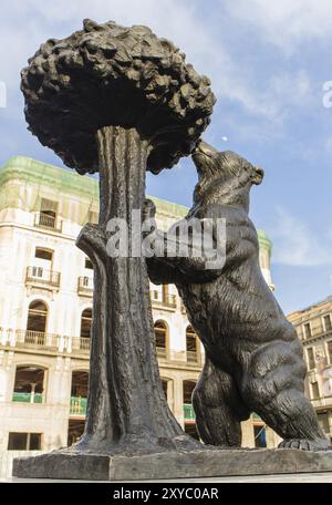 Die Statue des Madrider Bären und des Erdbeerbaums ist das Symbol der Stadt Madrid Spanien. Puerta del Sol Stadtplatz Stockfoto