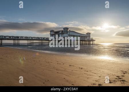 Weston-super-Mare, North Somerset, England, UK, Oktober 04, 2018: die untergehende Sonne über dem Strand und dem Grand Pier Stockfoto