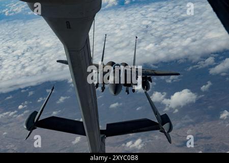 Ein F-15E Strike Eagle der US Air Force, der der 494th Expeditionary Fighter Squadron zugeteilt wurde, nähert sich einem KC-10 Expeditiona, der der 908th Expeditiona zugeordnet ist Stockfoto