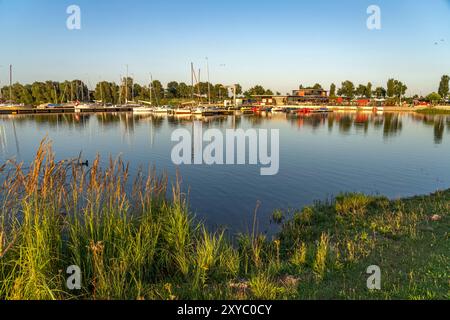 Freizeitzentrum und Hafen an der Xantener Südsee in Xanten, Niederrhein, Nordrhein-Westfalen, Deutschland, Europa | Freizeitzentrum und Marina in lak Stockfoto