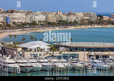 Cannes in Frankreich, Skyline der Stadt, Meeresbucht und Luxusyachten im Hafen von Cannes an der französischen Riviera Stockfoto