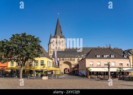 Marktplatz und die Kirche St. Viktor in Xanten, Niederrhein, Nordrhein-Westfalen, Deutschland, Europa | Marktplatz und Dom St. Viktor, Xant Stockfoto