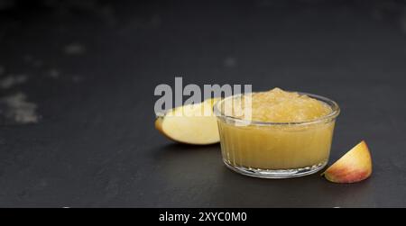 Hausgemachter Apfelmus (selektiver Fokus, Nahaufnahme) auf Vintage-Hintergrund mit einigen frischen Früchten Stockfoto
