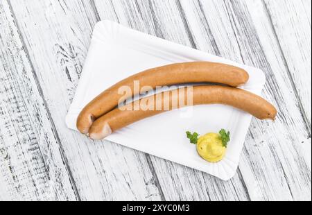 Würstchen (Frankfurter) auf rustikalen Holzmöbeln Hintergrund (Nahaufnahme) Stockfoto