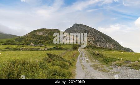 Trefor, Gwynedd, Wales, Vereinigtes Königreich, 13. Juni, 2017: Blick auf Yr Eifl und den verfallenen Trefor Steinbruch Stockfoto