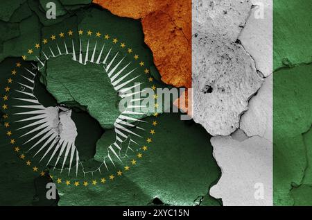 Flaggen der Afrikanischen Union und der Elfenbeinküste auf gerissenen Wänden gemalt Stockfoto