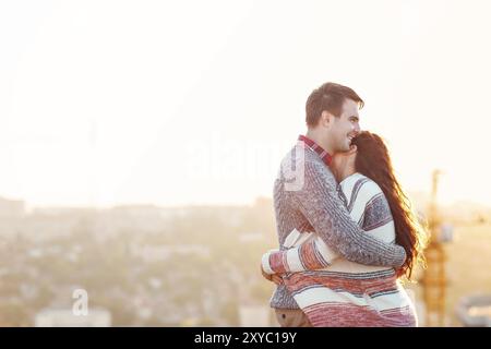 Junger Mann und Frau in Liebe im Freien auf dem Dach Liebe und Beziehungen Konzept Stockfoto