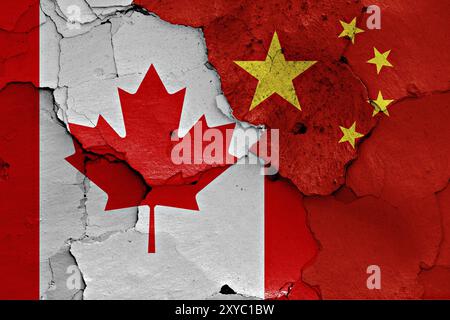 Flaggen von Kanada und China auf gerissene Wand gemalt Stockfoto