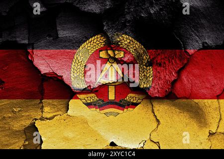 Flagge der DDR auf gerissener Wand gemalt Stockfoto